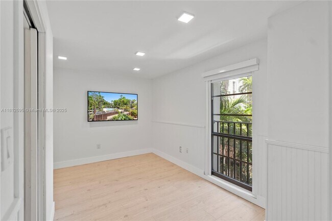 Building Photo - 6886 N Kendall Dr