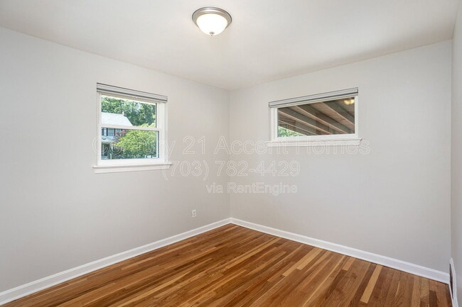 Building Photo - 3233 Holly Hill Dr