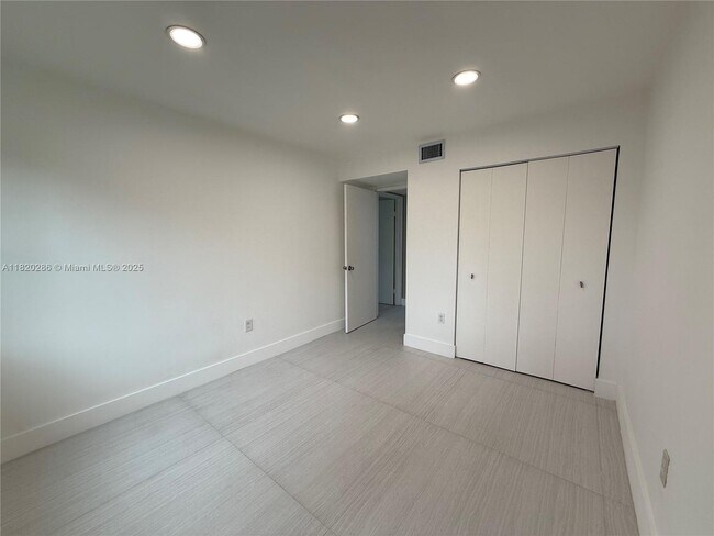 Building Photo - 9405 Fontainebleau Blvd