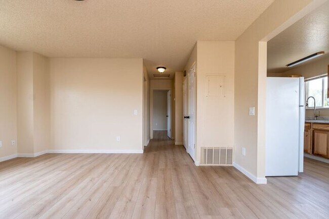 Building Photo - Newly Remodeled 2 bedroom 1 bathroom Seaside Apartment!