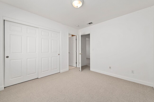 Building Photo - Spacious 3 Bedroom/2.5 Bath Home