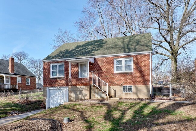 Building Photo - 8601 Belhaven Dr