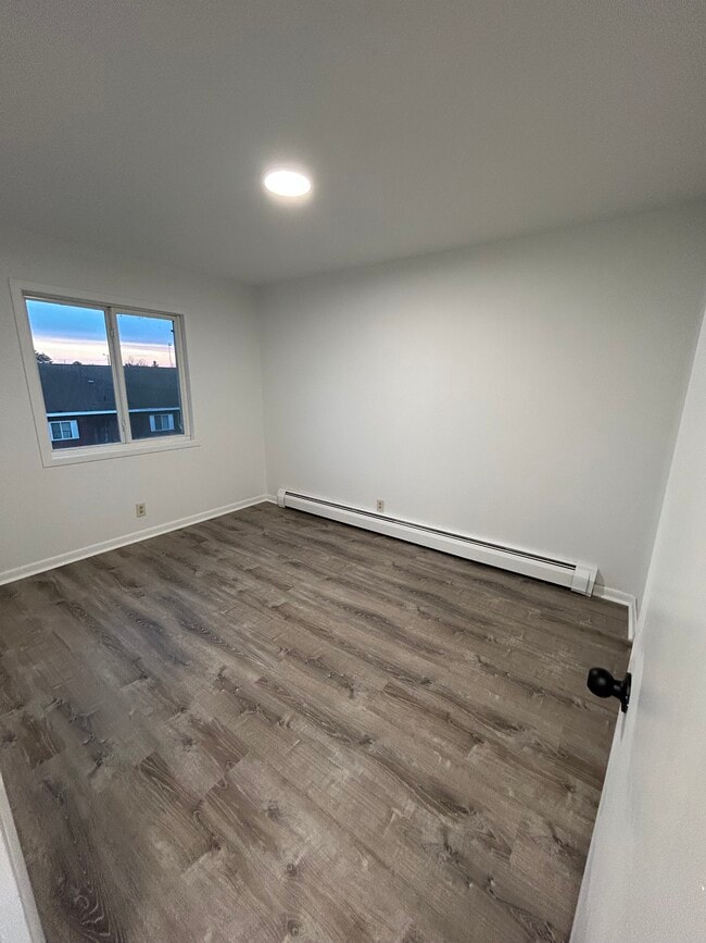 Building Photo - 1002 Main St