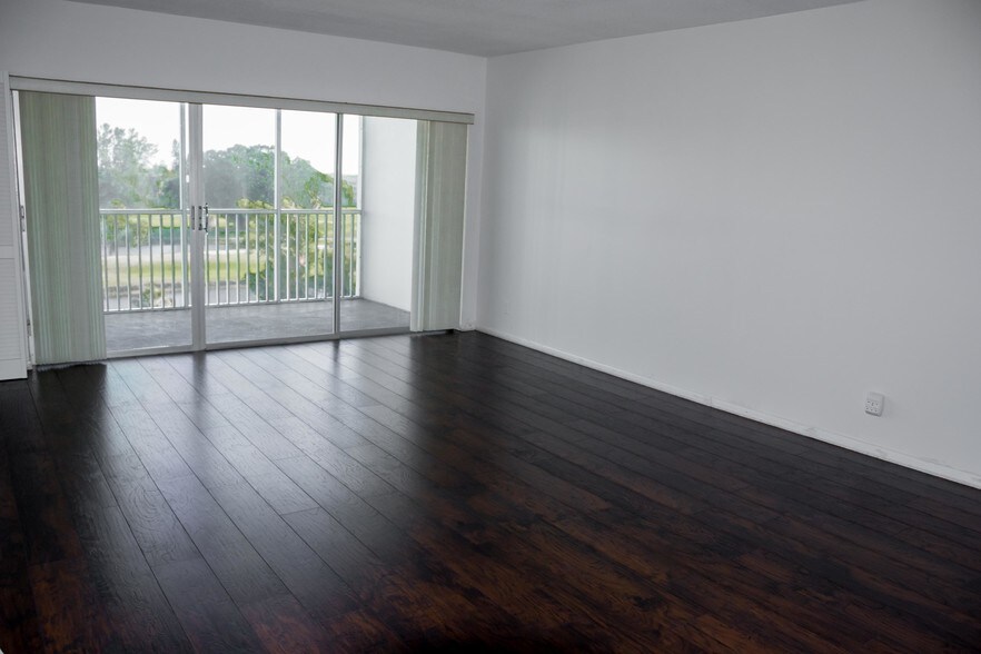 Primary Photo - 3000 N Palm Aire Dr