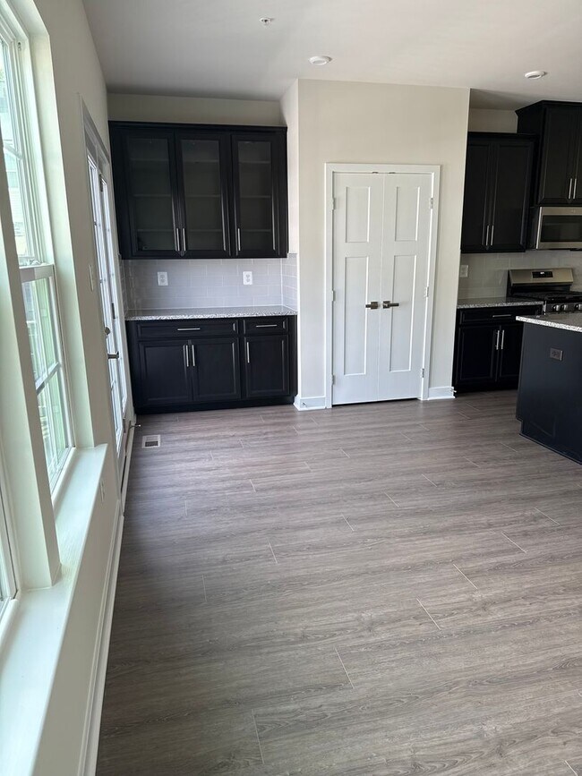 Building Photo - Brand New Build (Never lived in!) END UNIT...