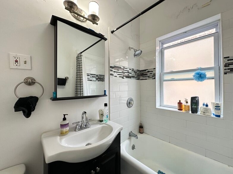 Building Photo - 327 Kedzie St