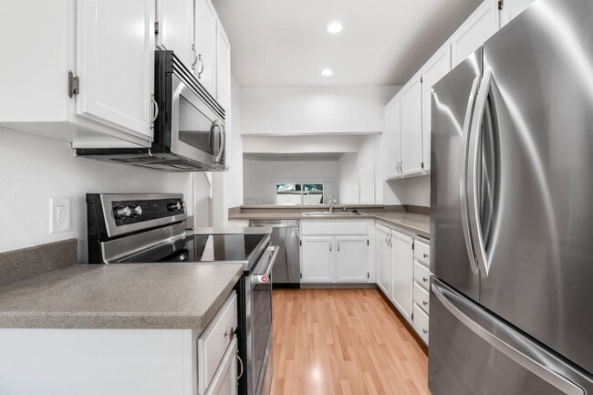 Building Photo - Spacious 2BR/2.5BA Townhome in Prime Milpi...