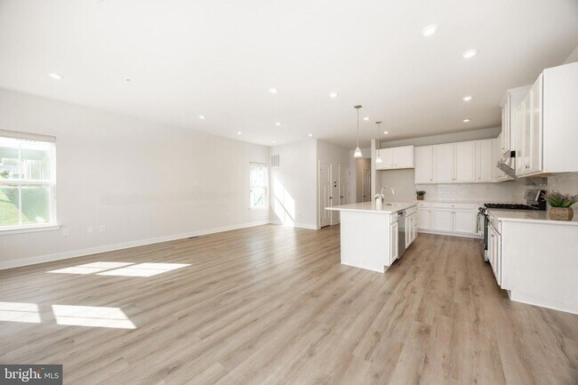 Building Photo - 265 Chase Dr