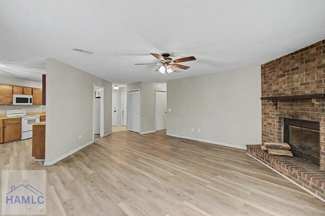Building Photo - 21 Pinewood Ln