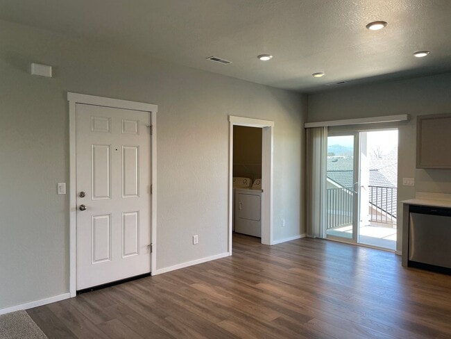 Building Photo - Newer-Very Nice 2 Bedroom 1 Bath Upstairs Noise Free Apartment****HALF OFF FIRST FULL MONTHS RENT...