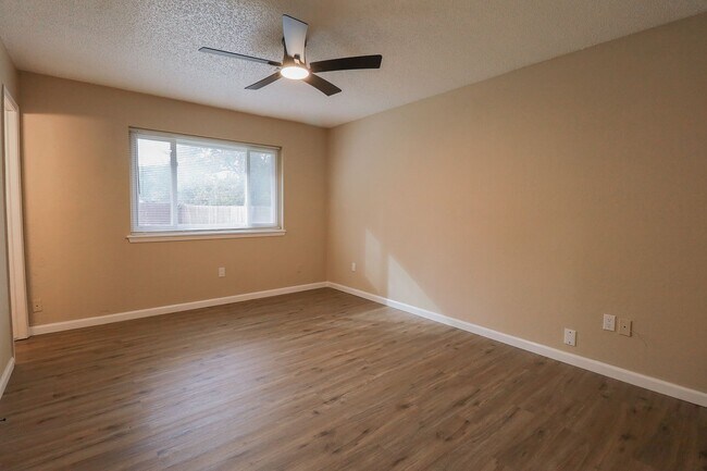 Building Photo - 3 bed/2bath! Fully remodeled!