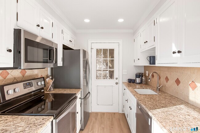 Building Photo - 36 Middlebury St