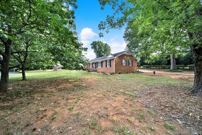 Building Photo - Beautifully Renovated Three Bed Two Bath Ranch Home in Mint Hill!
