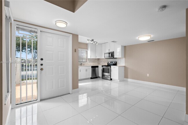 Building Photo - 6211 SW 138th Ct