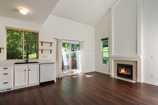 Building Photo - Newly Updated 2 Bed/2 Bath Home in Private...