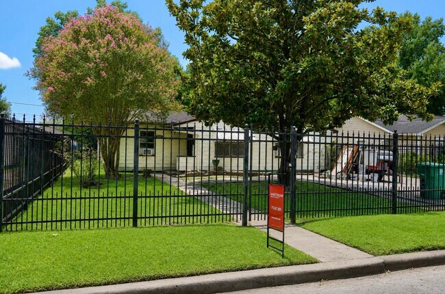 Building Photo - 7328 Oak Hl