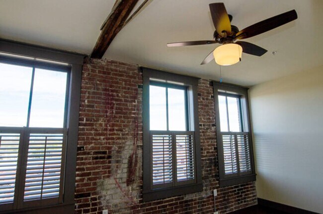 Building Photo - C Street Loft Available Mid August
