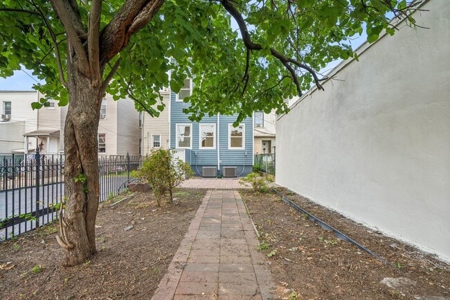 Building Photo - 215 Harrison Ave