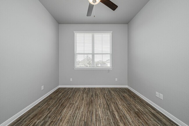 Building Photo - 521 Fallbrook Dr