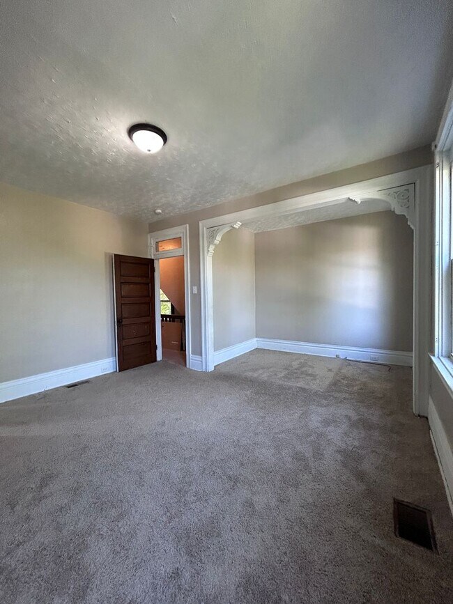 Building Photo - Large 4 Bedroom 1 Bathroom House (Marshall...