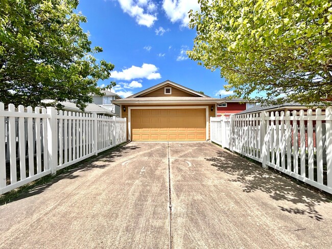 Building Photo - Charming 3BR/2BA Two-Level Home with Cover...