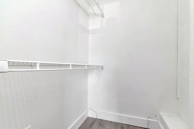 Building Photo - Ground Floor 1/1 with Den Newly Renovated