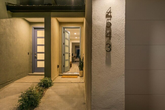 Building Photo - Brand NEW Three Bedroom Townhome Available...