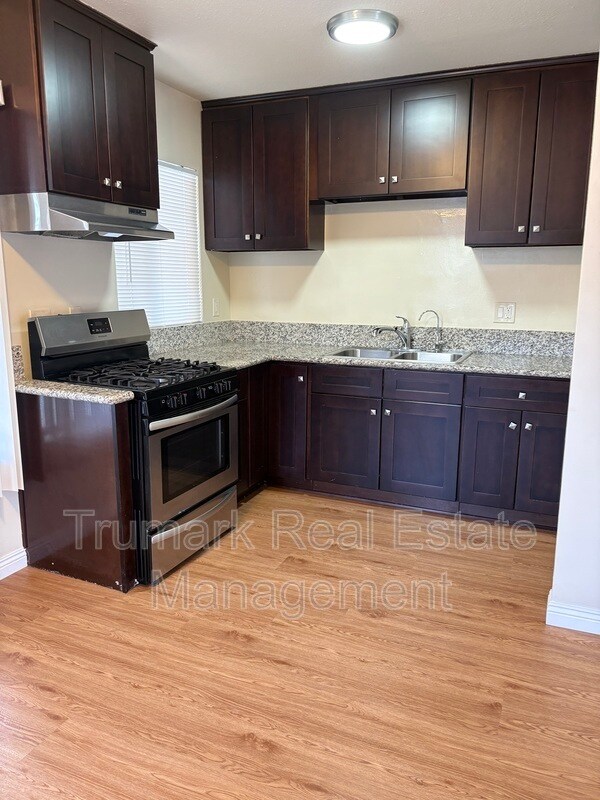 Building Photo - 1204 E Lexington Dr