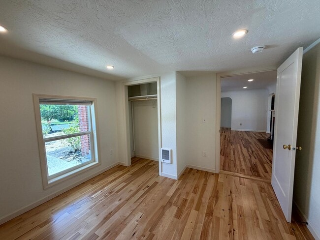 Building Photo - 735 E 23rd Ave