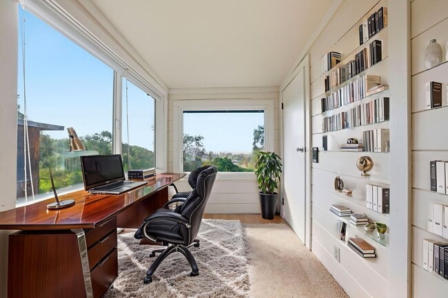 Building Photo - 4 Bed/2.5 Bath Multilevel Home with Amazing Views!