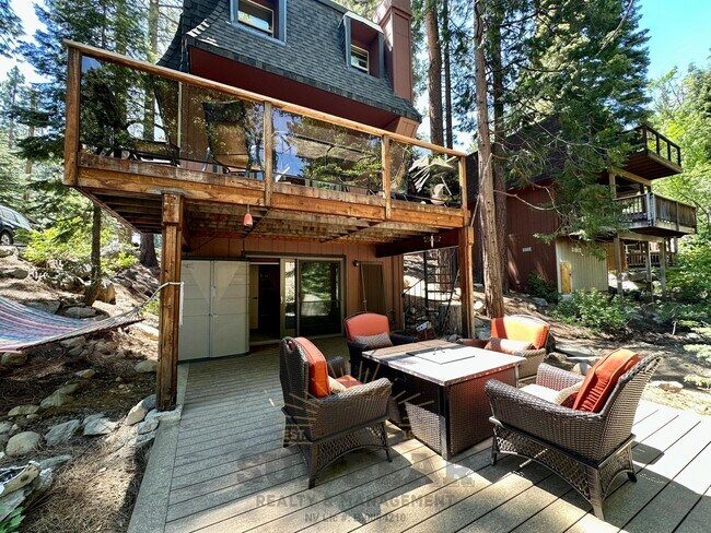 Building Photo - Beautiful Home on the Creek!