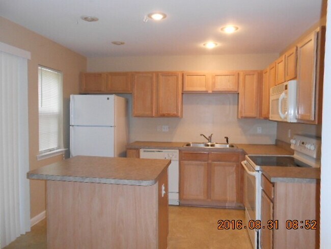 Building Photo - Renovated Three Bedroom Townhome in Townes of Buckwalter