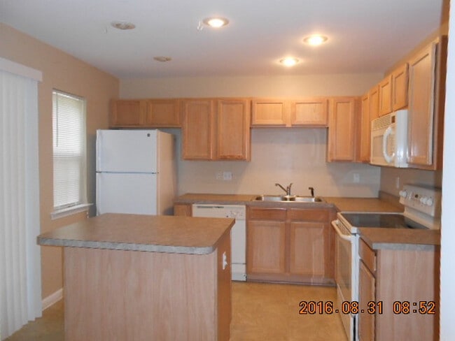 Building Photo - Three Bedroom Townhome in Townes of Buckwalter