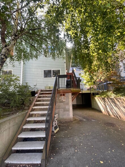 Building Photo - 9741 Woodlawn Ave N