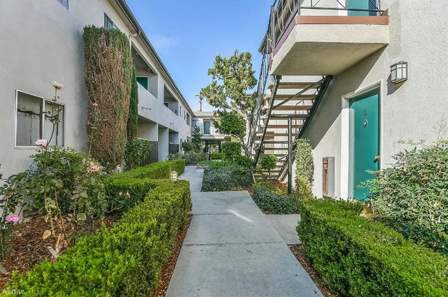 Building Photo - 400 E Live Oak St