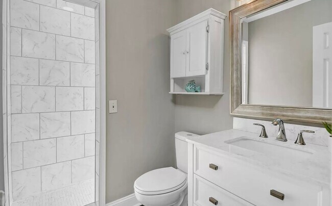 Building Photo - 3 Bedroom 3 Bathroom Condo in Yacht Cove