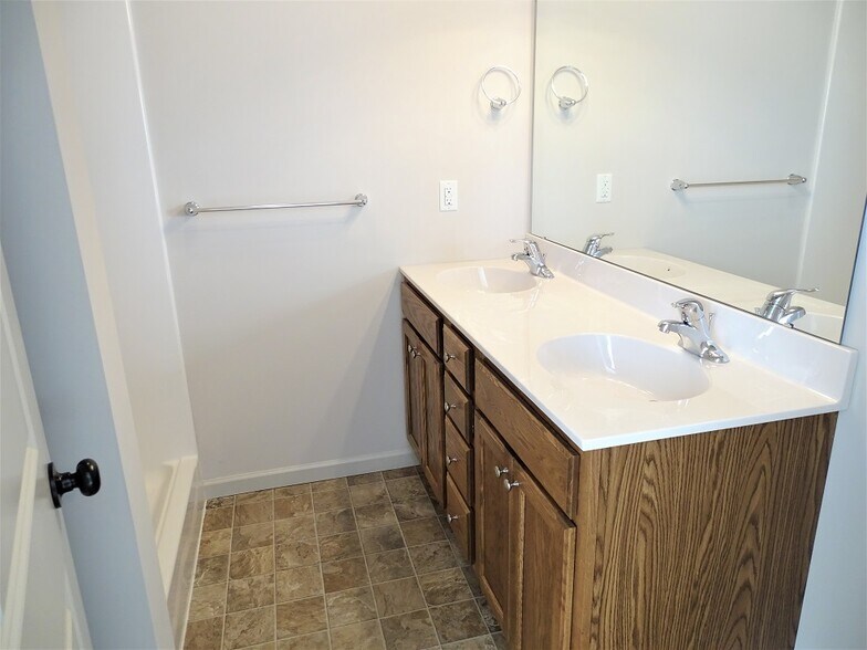 Building Photo - 228 Lakeside Xing