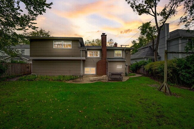 Building Photo - 1326 Meadow Ln