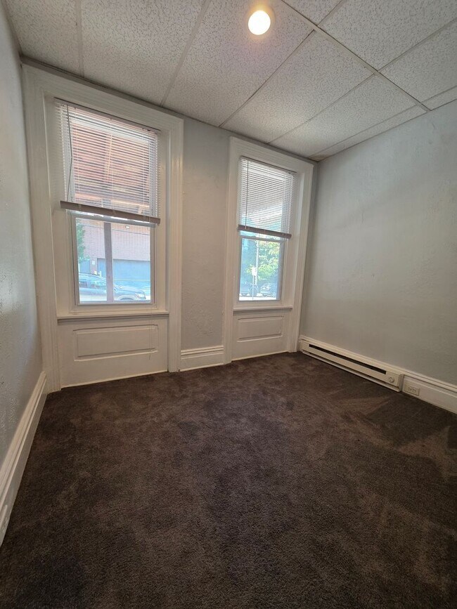 Building Photo - 1420 N Van Buren St