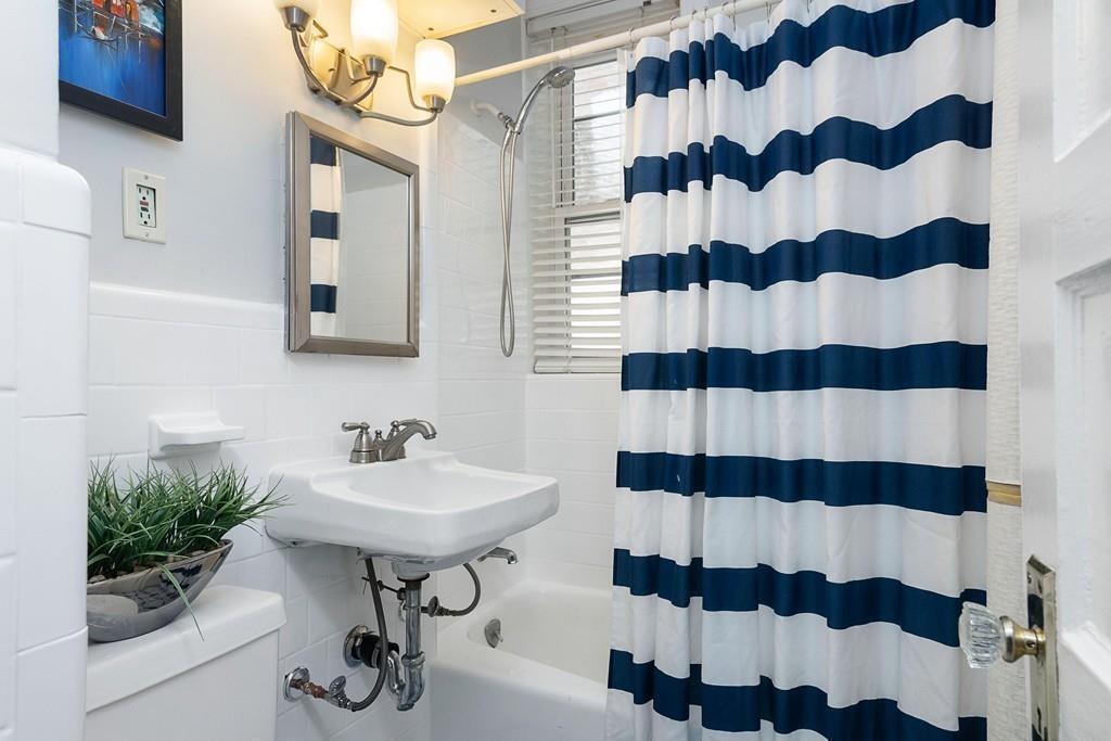 Building Photo - 70 Phillips St