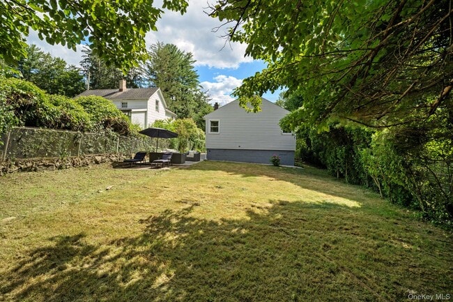 Building Photo - 25 Maple Ave