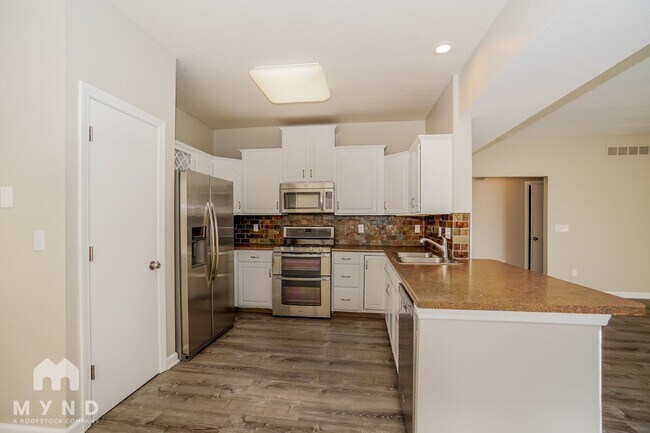 Building Photo - 946 Dianthus Ct