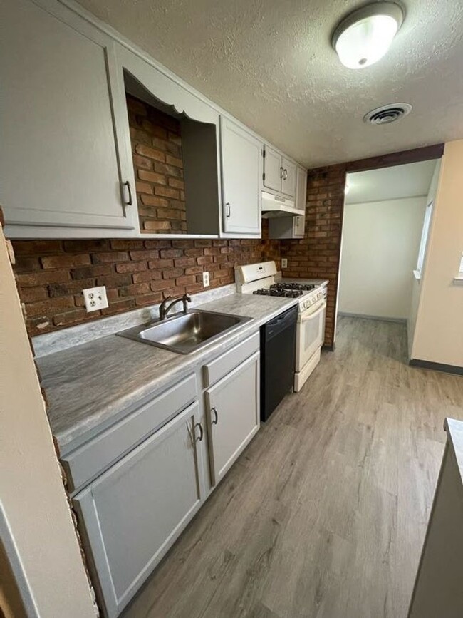 Building Photo - Recently updated Laurel Springs 2 bedroom ...