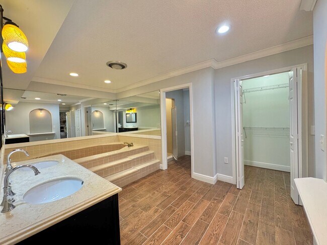 Building Photo - Lake Hartridge Condo - Two Levels with Water Views