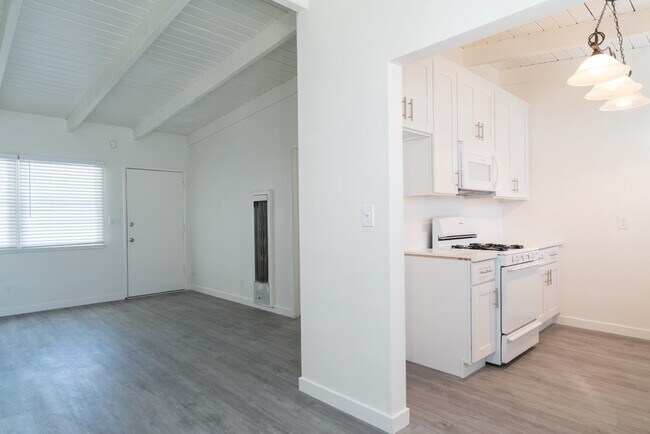 Building Photo - ~ Unique 1-Bedroom bungalow with private front and back patio ~ Great for Pets!!