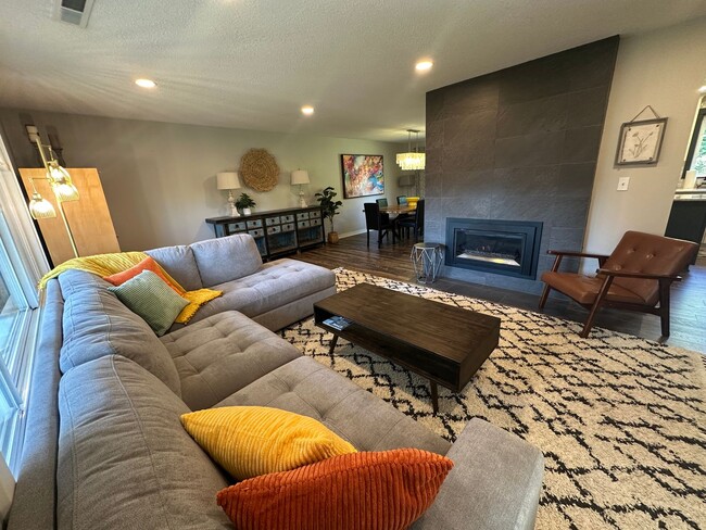 Building Photo - Luxury Furnished Rental in Milwaukie