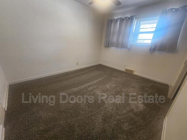 Building Photo - 3870 Steele Ave