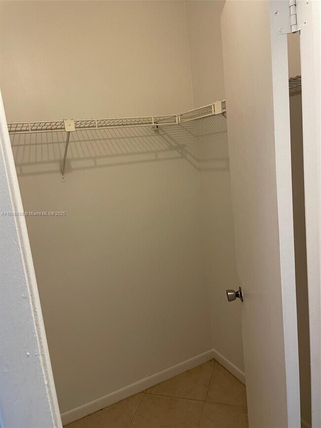 Building Photo - 2771 Riverside Dr