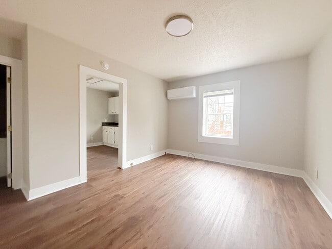 Building Photo - Single-Level 1-Bedroom Duplex with Yard and Covered Porch in Sparta