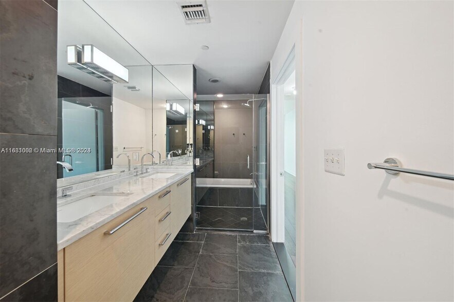 Building Photo - 900 Biscayne